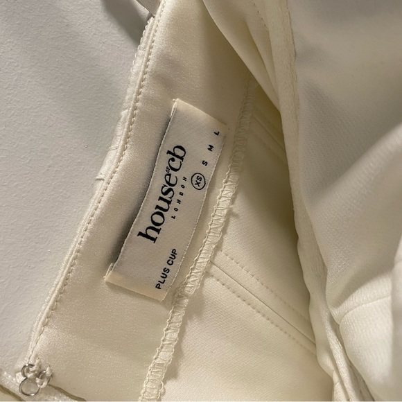 House of CB ‘Charmaine’ dress in XS with bigger cup in the color white - Picture 4 of 5